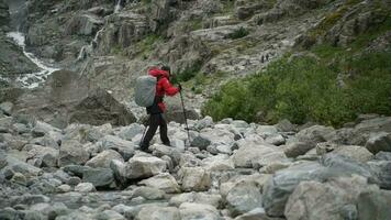 kaukasisch Wanderer auf das felsig Fluss Landschaft Pfad. video