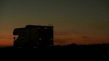 escénico Oceano apuntalar puesta de sol y camper camioneta clase C rv video