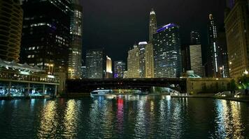 chicago, Illinois, Verenigde staten van Amerika. november 29e, 2017. laat avond uren in de stad centrum. stad rivier wandeling. video