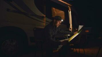 mannen lezing lokaal beproevingen kaart in voorkant van zijn camper bestelwagen. video