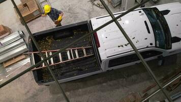 contraente lavoratore e il suo Raccogliere camion su un' luogo video