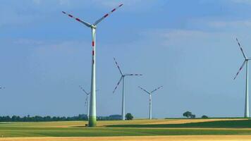 Landschaft Wind Energie Leistung Pflanze. verlängerbar Energie Quellen. video