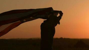 onafhankelijkheid dag viering. western slijtage mannen in cowboy hoed met Verenigde staten van Amerikaans vlag vieren 4e van juli. video