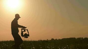 vidéaste avec professionnel cardan vidéo caméra stabilisation équipement. video