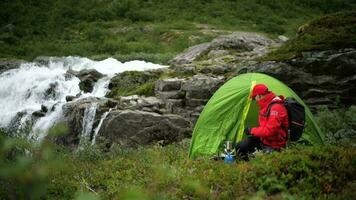 caucasian män och de camping i de avlägsen plats video