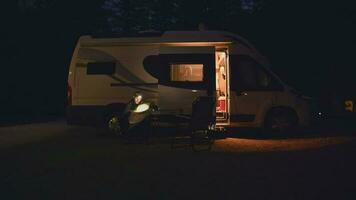 caucasico coppia su un' campeggio con classe B camper rv video