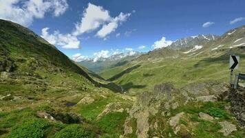 naturskön Timelapse av rör på sig moln över lindning väg till bra st bernard passera i schweiz video