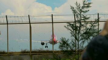 phuket, Tailandia diciembre 2, 2018 - airasia a320 que se acerca antes de aterrizaje a phuket internacional aeropuerto. video