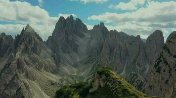 caminante disfrutando mejor posible escénico sitio en el italiano dolomitas aéreo vista video