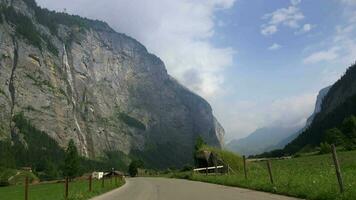 Stechelberg, Schweiz. szenisch Jungfrau Region Senke mit Wasserfälle. video