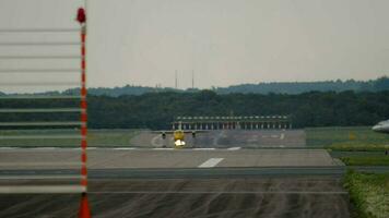 el avión toma apagado, frente vista. pista a dusseldorf aeropuerto y avión tomando apagado video