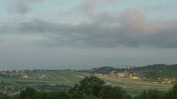 Timelapse panorama- se av de flygplats i dagtid trafik. panorama- se av de bana video