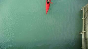 antenne visie van kayaker peddelen Aan turkoois glaciaal meer video
