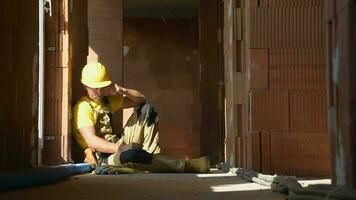 caucasico costruzione contraente riposo mentre su pranzo rompere video