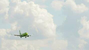 novosibirsk, ruso federación julio 15, 2022 - abrazador de s7 aerolíneas moscas, lento movimiento. imágenes de un pasajero chorro avión aterrizaje, lado vista. avión en nublado azul cielo video