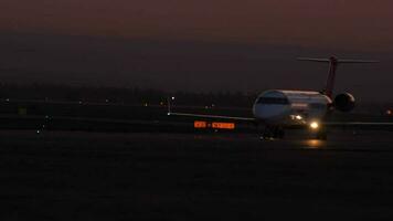 imágenes de aeronave a puesta de sol. noche vuelo, chorro avión en el pista aceleración a tomar apagado, lado vista. turismo y viaje concepto video