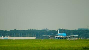 amsterdam, de nederländerna juli 27, 2017 - boeing 747 av klm flygbolag hastighet upp innan ta av på schiphol flygplats, amsterdam. passagerare dubbel- däck plan video