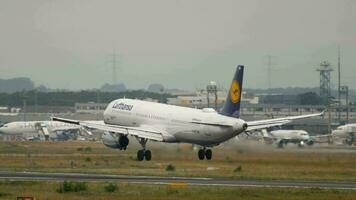 Francfort un m principal, Allemagne juillet 20, 2017 - Airbus a321 de lufthansa atterrissage à Francfort aéroport. jet avion mouches. avion en arrivant. tourisme et Voyage concept video