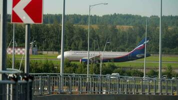 Santo petersburgo, Rusia julio 26, 2022 - aerobús a320, real academia de bellas artes 73744 de aeroflot rodaje a pulkovo aeropuerto, verano día. autopista en el primer plano. turismo y viaje concepto video