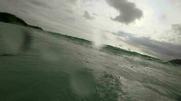 ondas altas na praia de nai harn, tailândia video