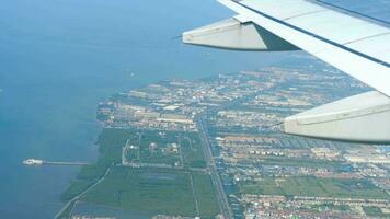 het vliegtuig dat afdaalt voor de landing op de luchthaven van bangkok, thailand. video