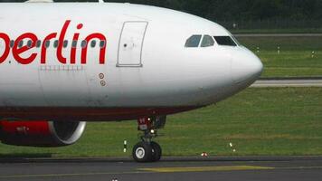 dusseldorf, alemanha, 22 de julho de 2017 - airberlin airbus 330 d abxb taxiando para a posição inicial antes da partida. aeroporto de Düsseldorf, Alemanha video