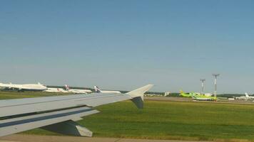 Aussicht von das Verkehrsflugzeug Kabine während ein Lauf zu nehmen aus von domodedowo Flughafen video