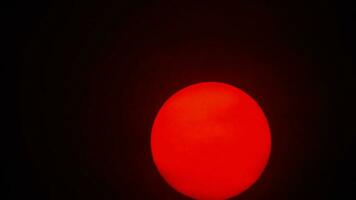 sphère de soleil rouge dans le smog épais des incendies de forêt video
