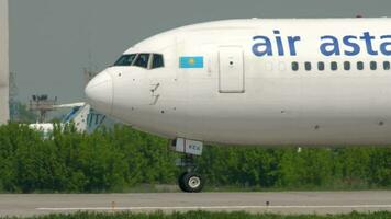 almatië, Kazachstan mei 4, 2019 - lucht astana boeing 767 p4 kea beurt landingsbaan voordat vertrek, Almaty Internationale luchthaven, Kazachstan video