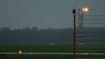 straalvliegtuig nadert voordat het in de vroege ochtend bij regen landt. dusseldorf luchthaven, duitsland video