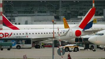 dusseldorf, alemania 22 de julio de 2017 - boeing 737 corendon airlines europe 9h tjg push back antes de la salida en el aeropuerto de dusseldorf video