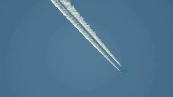 tvilling motor flygplan flygande förbi hög i de himmel med en tjock contrail Bakom den video