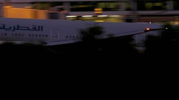 phuket, Tailandia noviembre 28, 2019 - Katar vías respiratorias boeing 777 aterrizaje en el phuket aeropuerto a noche tiempo. ver desde el parte superior piso de el hotel cerca aeropuerto video