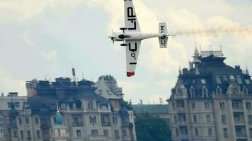 Kasan, Russisch Föderation, Juni 14, 2019 - - Licht Motor Sport Flugzeug fliegt beim das rot Stier Luft Rennen im Kasan. extrem Flugschau Pilot Stunts video