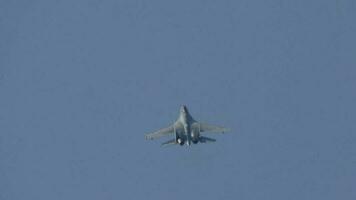 equipo acrobático por avión de combate de defensa aérea. exhibición aérea en el aeródromo de mochische unnm video