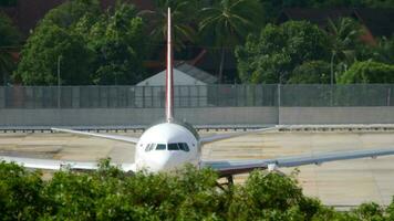 jet passagerare flygplan på de taxibana. flygplats i phuket. turism och resa begrepp video