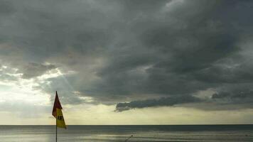 tempestade em a oceano. estrondoso Sombrio nuvens sobre a oceano. espaço de tempo trovoada às mar video