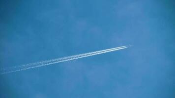 contrails in de blauwe lucht. vliegtuig dat hoog vliegt. video