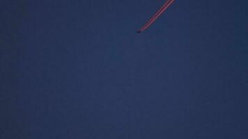 Hermoso sendero de avión de 4k en la luz roja del atardecer en el cielo azul, contaminación de la capa de aviones video