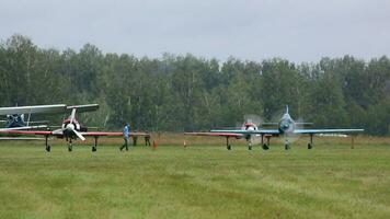 Novossibirsk, Russie juillet 26, 2015 - avion yak 52 à salon de l'aéronautique. d'aviateur journée salon de l'aéronautique sur dans mochiche aéroport, Novossibirsk, Russie. video