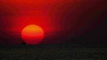 zonsondergang over oceaanlandschap, karon beach, phuket, thailand video
