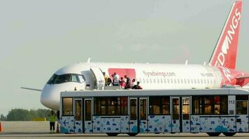 Kazan, Rusland augustus 05, 2022 - passagier vliegtuig van rood Vleugels Aan de schort. passagiers instappen Bij Kazan luchthaven. schort bus levering van de terminal naar de vliegtuig video