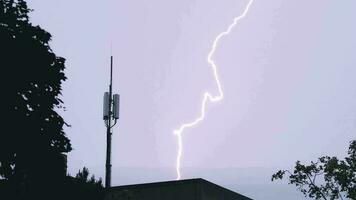 cellulare antenna o telecomunicazione antenna nel tuono tempesta con bulloni e temporale fulmine scioperi Spettacoli pericoloso tempo metereologico e elettrico disturbi con alto voltaggio lampeggiante attraverso aria video