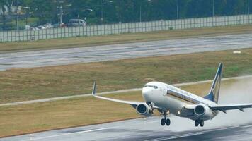 phuket, Thailand februari 03, 2023 - vliegtuig duurt uit in een nat landingsbaan gedurende de regen Bij de luchthaven. boeing 737, 9v mgl Singapore luchtvaartmaatschappijen vertrek Bij phuket luchthaven, kant visie. video