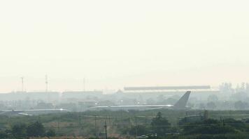bangkok, Tailandia gennaio 21, 2023 - widebody boeing 777 di tailandese airways velocità su prima decollare a suvarnabhumi aeroporto. aereo nel foschia e controluce video
