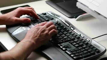 Geschäft Mann oder Fachmann Programmierer Tippen auf ergonomisch Tastatur mit ergonomisch Maus im Zuhause Büro Arbeitsplatz mit modern Computer Ausrüstung von Zuhause mit europäisch Hände von ein männlich Person Nahansicht video