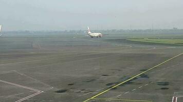 tangerang, Indonesia en mayo 2023. varios aeronave, a saber aire Asia, león aire y varios otro aeronave en el delantal y pista de terminal 2 de soekarno hatta aeropuerto. video