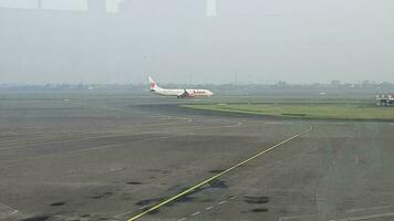 Tangerang, Indonesien im kann 2023. mehrere Flugzeug, nämlich Luft Asien, Löwe Luft und mehrere andere Flugzeug auf das Schürze und Runway von Terminal 2 von Soekarno hatta Flughafen. video