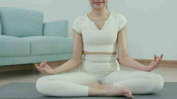 Delgado mujer practicando yoga en habitación de su condominio asiático mujer haciendo ejercicios en Mañana. balance, meditación, relajación, calma, bueno salud, feliz, relajarse, sano estilo de vida, dieta, Delgado video