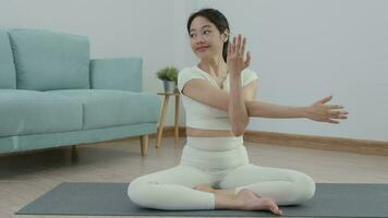 svelte femme pratiquant yoga sur pièce de sa condo ou maison. asiatique femme Faire des exercices dans Matin. équilibre, méditation, relaxation, calme, bien santé, content, se détendre, en bonne santé mode de vie, régime, svelte video